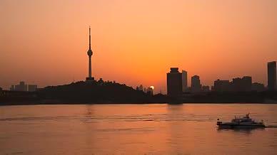 日落黄昏下的武汉电视塔视频的预览图